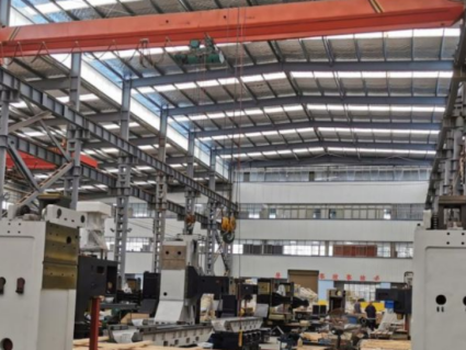 鋼絲繩電動葫蘆被用于產業園零部件裝配工作