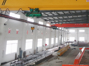 鋼鐵廠內用到了普通鋼絲繩電動葫蘆和特殊電動葫蘆