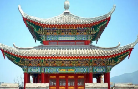 鋼絲繩電動葫蘆和吊機共同吊起閩越水鎮城門樓穹頂