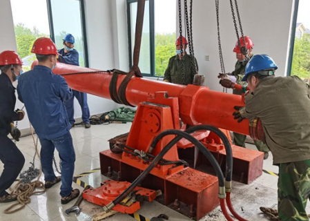 京杭運(yùn)河船閘站利用鋼絲繩電動(dòng)葫蘆拆裝油缸