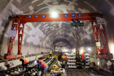 鋼絲繩電動葫蘆為銀蘭高鐵中蘭段開通運(yùn)營奠定基礎(chǔ)