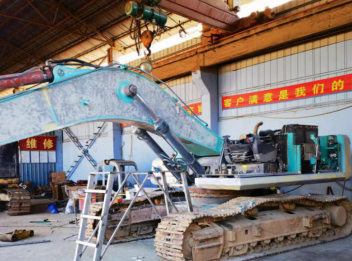 鋼絲繩電動葫蘆參與挖掘機維修過程