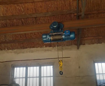 鋼絲繩電動(dòng)葫蘆可以安裝在農(nóng)村房屋橫梁上嗎